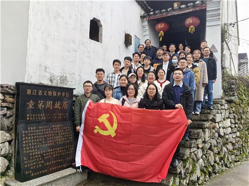 全球畅销超3000万册，这段“禁忌之爱”如何成为世界经典？